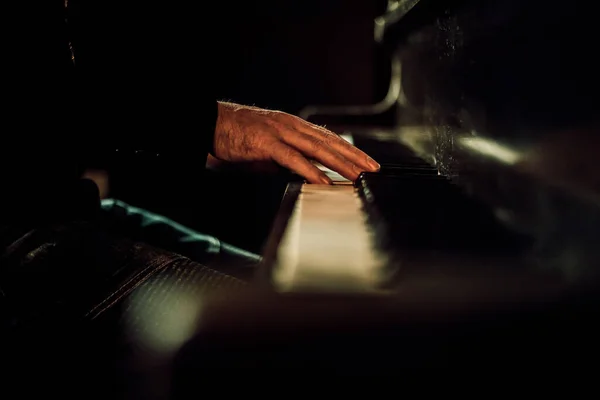 Musicien jouant d'un piano avec leurs mains — Photo