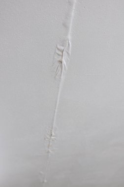 Su hasarlı beyaz desenli duvar boyası.