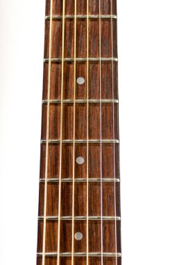 Beyaz arkaplanda tek eski akustik gitar