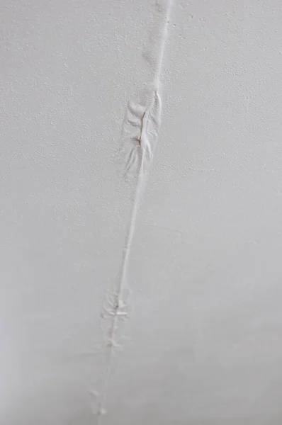 Белая текстурированная краска стен с повреждением воды — стоковое фото