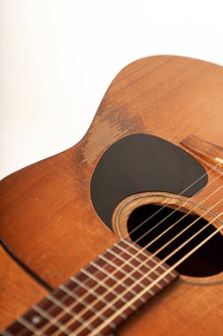 Beyaz arkaplanda tek eski akustik gitar