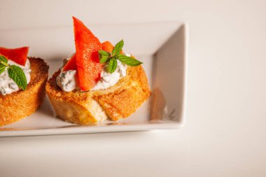 Bir tabak dekoratif somon balığı bruschetta aperatifinde. 