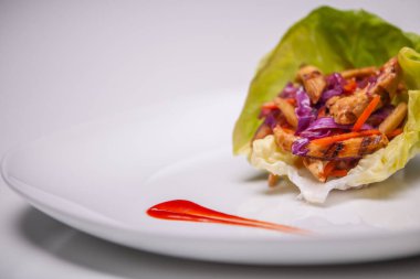 Marula sarılmış taze kızarmış sebzeler. 