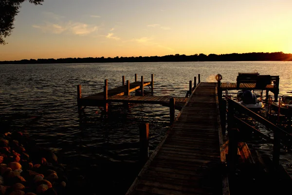 Jusqu'au lac nord quai maison sur l'eau pendant le coucher du soleil — Photo