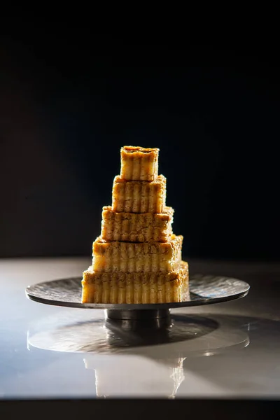 Lagrad morot dessert kaka på dekorativa plattan — Stockfoto