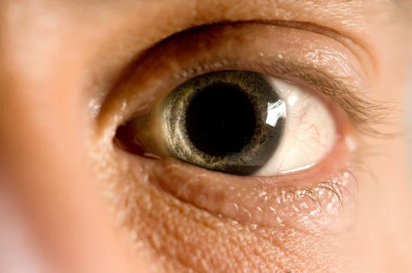 Közelkép egy férfi szemgolyóról — Stock Fotó