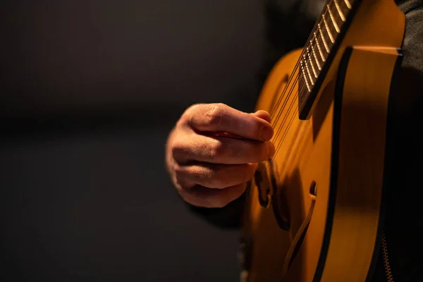Gros plan interprète joue classique mandoline sur scène — Photo