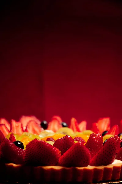 新鮮なイチゴプレート上のショートケーキ — ストック写真