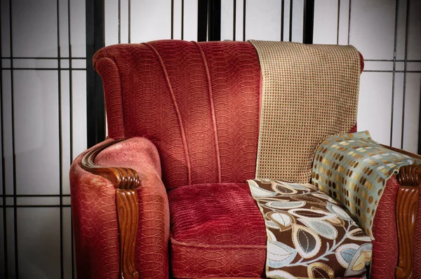Reταπετσαρία κόκκινο βραχίονα καρέκλα σύγκριση με διαφορετικό ύφασμα — Φωτογραφία Αρχείου