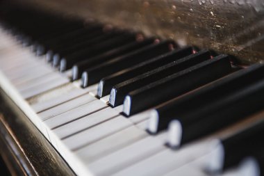 Vintage Baby Grand Piano Keys 'i kapat