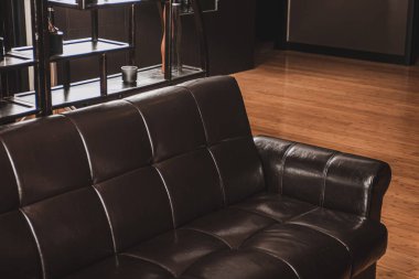 Oturma odasında bir arma sandalyesi.