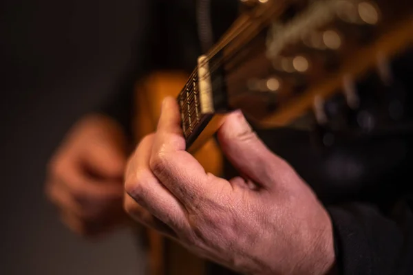 Gros plan interprète joue classique mandoline sur scène — Photo