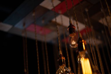 Birçok parlak ampulün asılma sırası