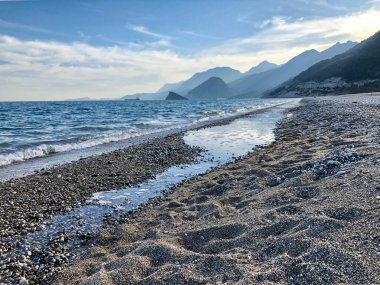 Mavi Akdeniz kıyısı plajı ve dağları