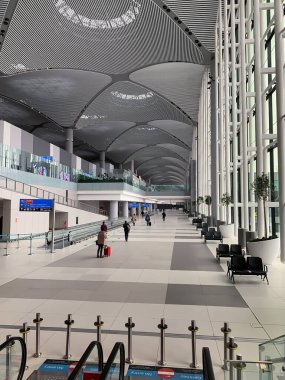 Boş havaalanı koltukları ve salonları. Dünya karantinasında 19 koronavirüs salgını sırasında kimse yok.