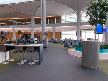 Boş havaalanı koltukları ve salonları. Dünya karantinasında 19 koronavirüs salgını sırasında kimse yok.