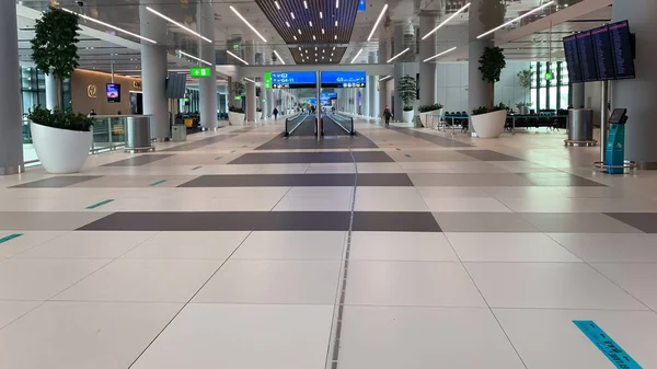 Boş havaalanı koltukları ve salonları. Dünya karantinasında 19 koronavirüs salgını sırasında kimse yok.