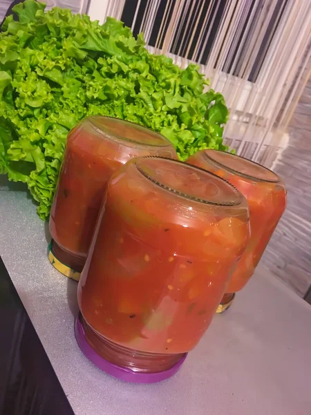 Ev yapımı konserve domates çanı biberi kış için yiyecek topluyor.
