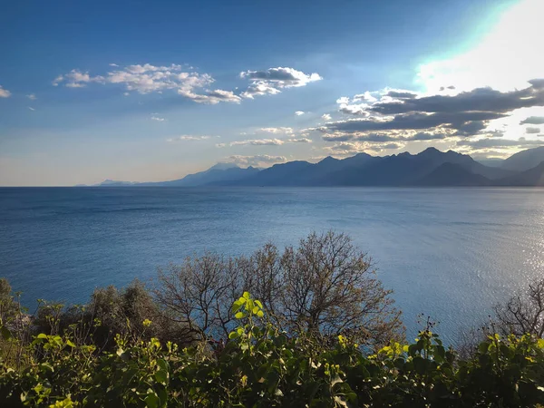 Akdeniz dağlarının ve mavi gökyüzünün manzarası