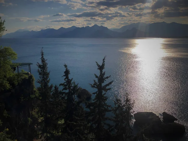 Akdeniz dağlarının ve mavi gökyüzünün manzarası