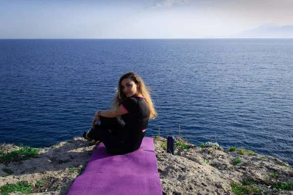Krásná Mladá Šťastná Osamělá Dívka Sedí Skále Sleduje Modré Středozemní — Stock fotografie