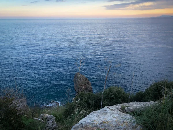 Paisagem Azul Mar Mediterrâneo Rochas Pôr Sol Céu Nublado Antalya — Fotografia de Stock