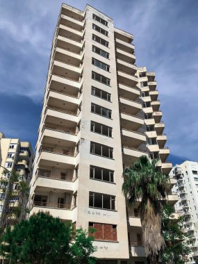 Terk edilmiş yüksek katlı apartman. Tamamlanmamış inşaat manzarası. Mavi gökyüzü arka planında.