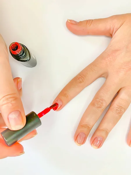 Close Weibliche Frau Lackiert Ihre Nägel Mit Nagellack Roter Farbe — Stockfoto