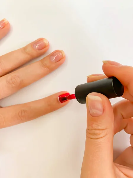 Close Weibliche Frau Lackiert Ihre Nägel Mit Nagellack Roter Farbe — Stockfoto