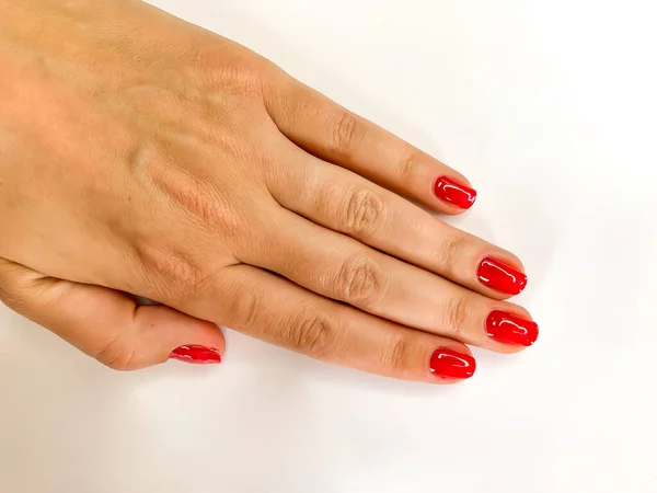 Großaufnahme Weibliche Hand Mit Roten Nägeln Auf Weißem Hintergrund Selbstmaniküre — Stockfoto