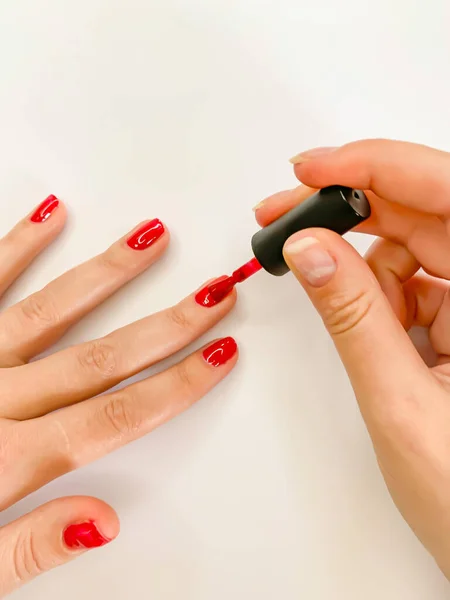 Close Weibliche Frau Lackiert Ihre Nägel Mit Nagellack Roter Farbe — Stockfoto
