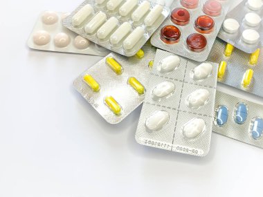 Farklı ilaçlar: tabletler, su toplayan haplar, ilaçlar, makro ilaçlar, mesaj için yer. Yatay resim