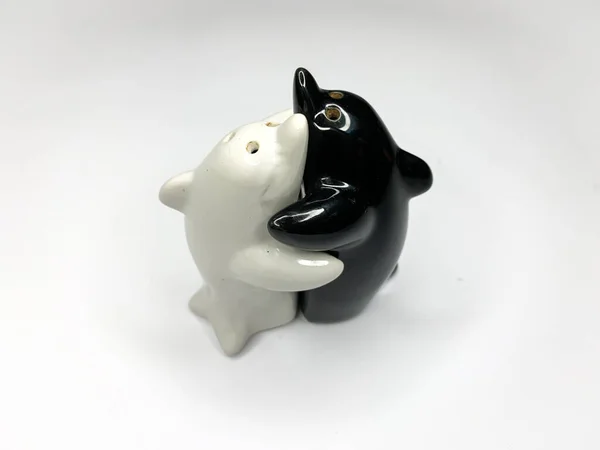 Yin Yang Blanco Negro Forma Delfín Salero Pimentero Abrazándose Unos —  Fotos de Stock