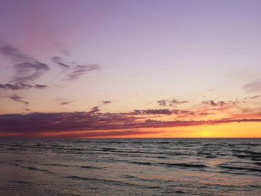 Sakin Baltık Denizi 'nde güzel renkli bir gün batımı. Yatay resim