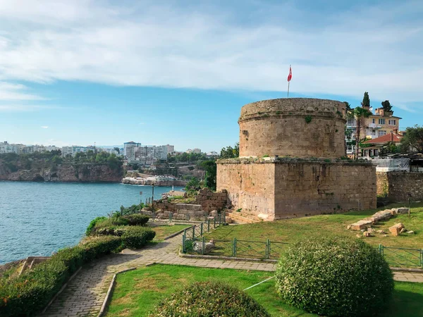 Antalya 'nın Kaleici kentindeki Hidirlik Kulesi' nin yatay görüntüsü. Antalya 'nın eski kenti ve Akdeniz manzarası. 