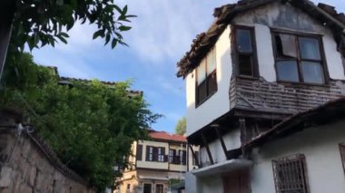 Türkiye 'nin eski Antalya Kaleici kentindeki terk edilmiş geleneksel Osmanlı zaman evi binasının tam HD videosu