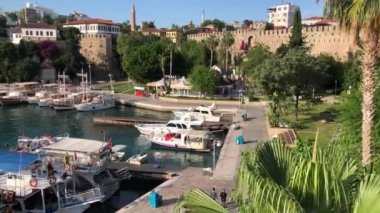 Antalya Kaleici Türkiye 'deki antik yat limanı marinasının tam HD panoramik videosu