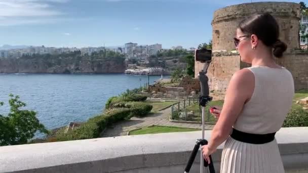 三脚から撮影した女の子のフルHdビデオ古代のハイドリクタワー城Kaleici アンタルヤ トルコ アンタルヤ旧市街と地中海の風景 — ストック動画
