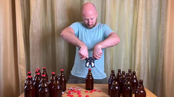 Craft Beer Brewing Home Man Closes Brown Glass Beer Bottles — Stock Video