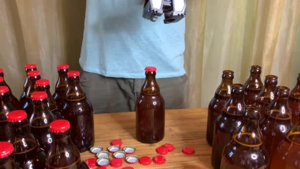 Birra Artigianale Prodotta Casa Uomo Chiude Bottiglie Birra Vetro Marrone — Video Stock