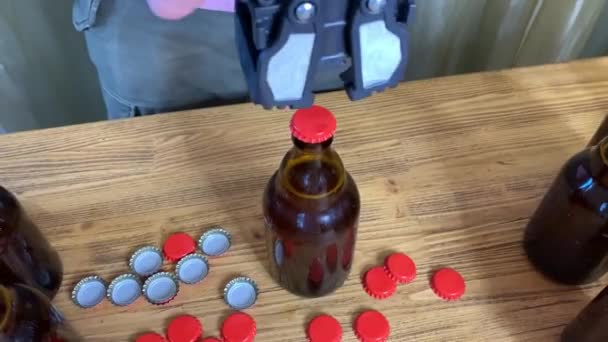 Cerveza Artesanal Elaborada Casa Las Manos Del Hombre Cierran Botellas — Vídeo de stock