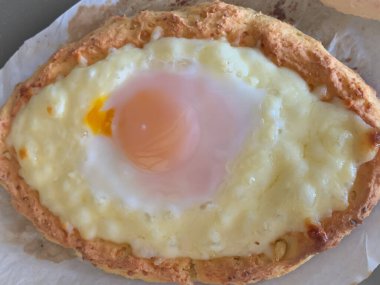 Ev yapımı diyet khachapuri peynirli ve yumurtalı geleneksel Gürcü turtası. Yatay stok resmi.