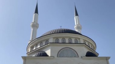 Türkiye 'de mavi gökyüzü arka planına sahip yeni güzel beyaz cami. 4k stok video.