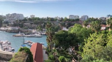 Antalya Kaleici Türkiye 'deki antik yat limanı marinasının tam HD panoramik stok videosu
