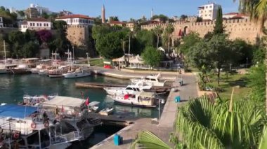 Antalya Kaleici Türkiye 'deki antik yat limanı marinasının tam HD panoramik stok videosu
