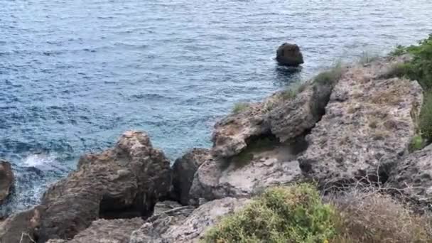 Скалы Спокойном Средиземном Море Солнечный День Full Видео — стоковое видео