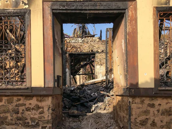 Antalya Kaleici Türkiye 'de meydana gelen yangın kazasının ardından antik 2 katlı tarihi kalıntılar. Küllerin ve kundakçılığın stok görüntüsü, çökmüş çatı ve kırılmış pencereler..