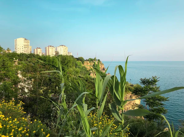 Belos Edifícios Rochas Verdes Vista Para Mar Mediterrâneo Antalya Turquia — Fotografia de Stock