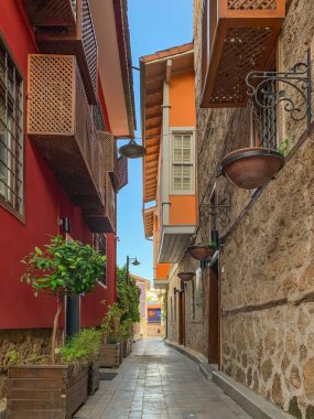 Türkiye 'nin eski Antalya Kaleici kentinde Osmanlı tarzı tarihi yapıya sahip dar bir sokak. Dikey depo resmi. 