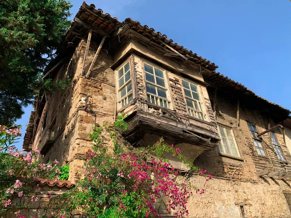 Türkiye 'nin Kaleici Antalya eski kentinde terk edilmiş eski bir tarihi binanın cephesi. Osmanlı zaman mimarisi. Yatay stok resmi.